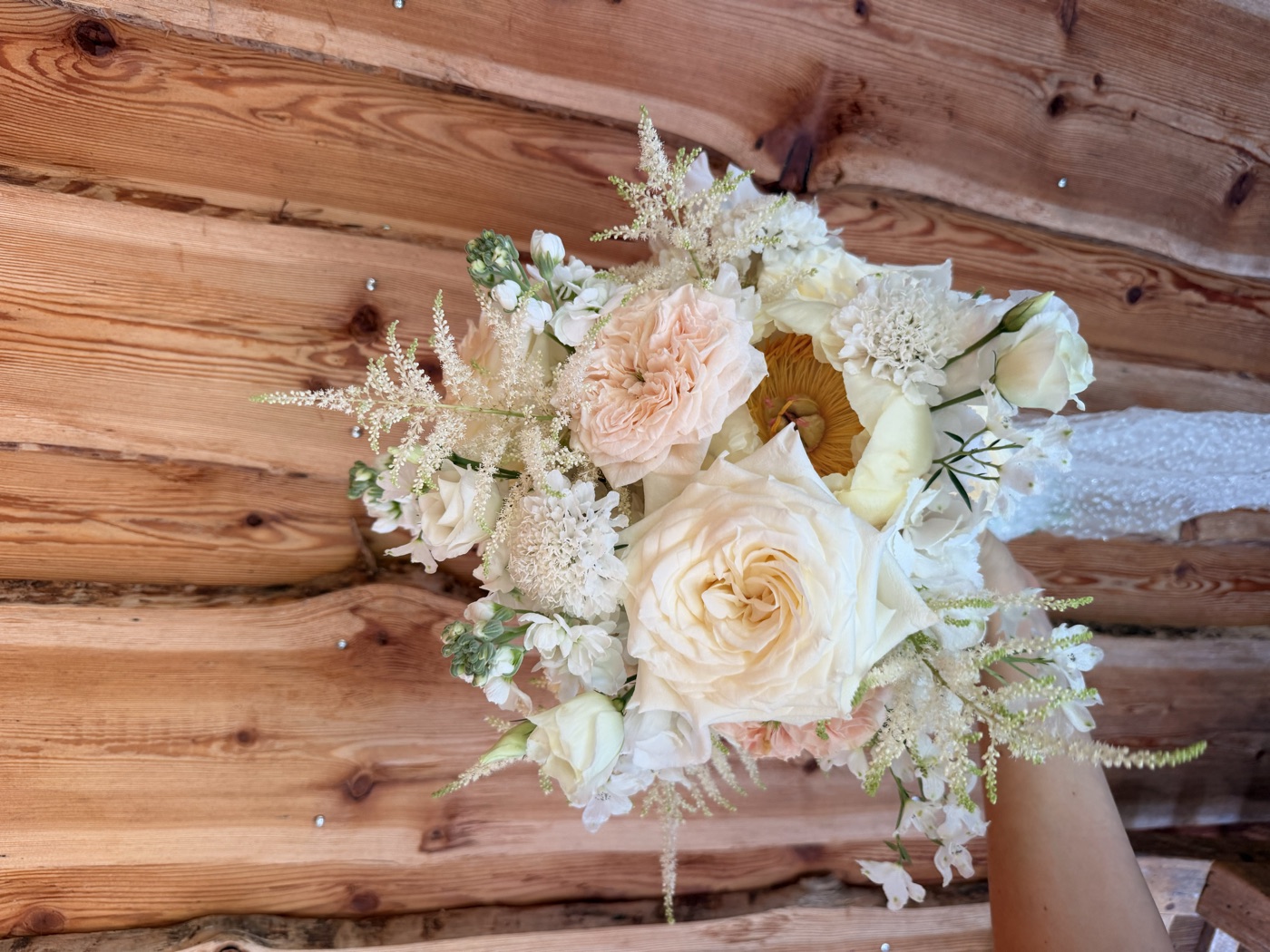 Handgebundener Brautstrauß in Creme und Pfirsich mit Gartenrosen und Trockenelementen