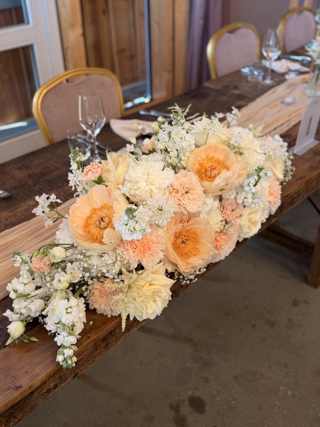 Floraler Tischläufer in Pfirsich und Creme mit Gartenrosen auf der Hochzeitstafel